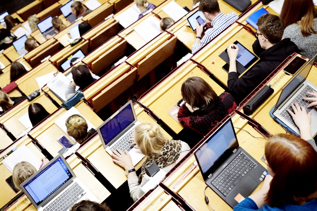 Studierende mit Laptops im Hörsaal
