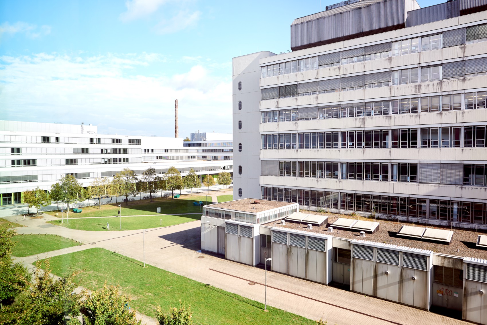 Blick vom Uni-Hauptgebäude aufs Gebäude X